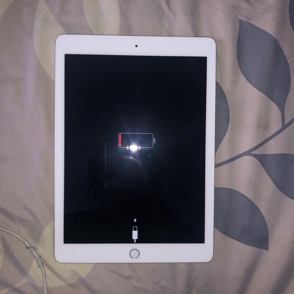 iPad 6th gen 32GB NEED GONE - Picture 2 of 3